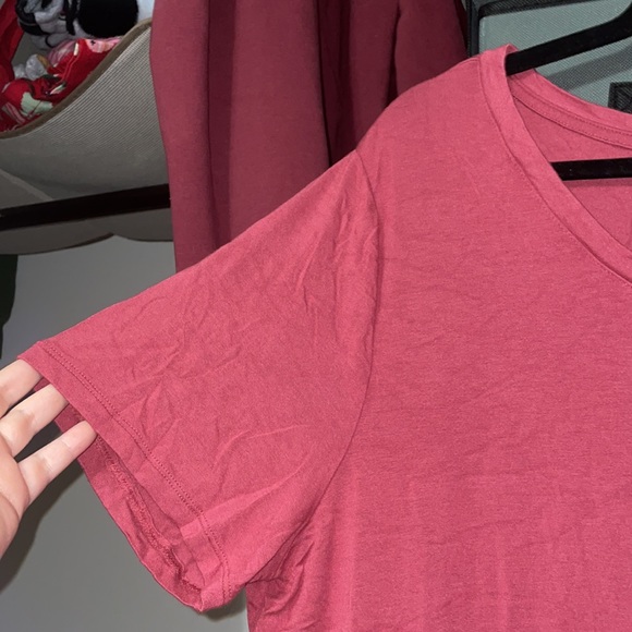 Red year-round vibe super comfort Tee - Picture 4 of 4